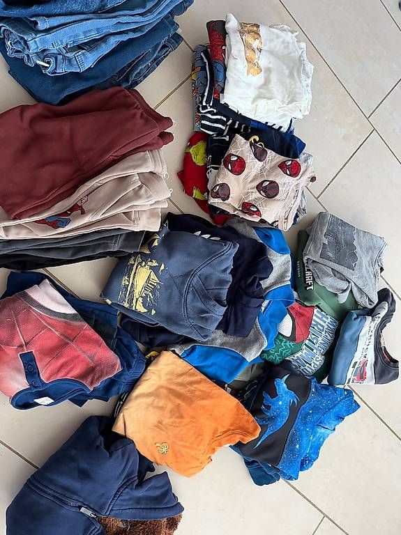 Ensembles coordonnés: XXL Kleiderpaket Jungs 128 – D'occasion à Rümlang par sunschine_90