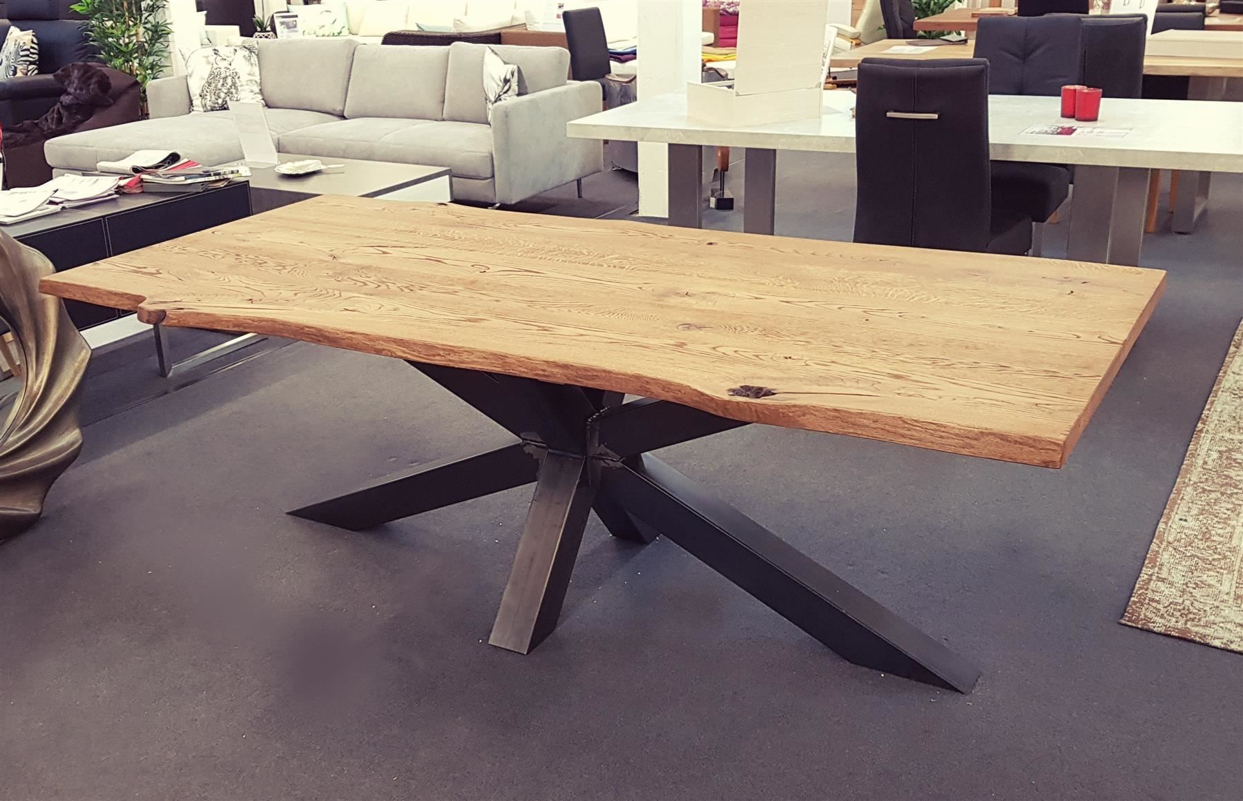 Articoli in legno: Tisch XX Eiche natürliche Baumkante 220 – Nuovo e nell'imballaggio originale da Kölliken venduto da Peter-Moebel