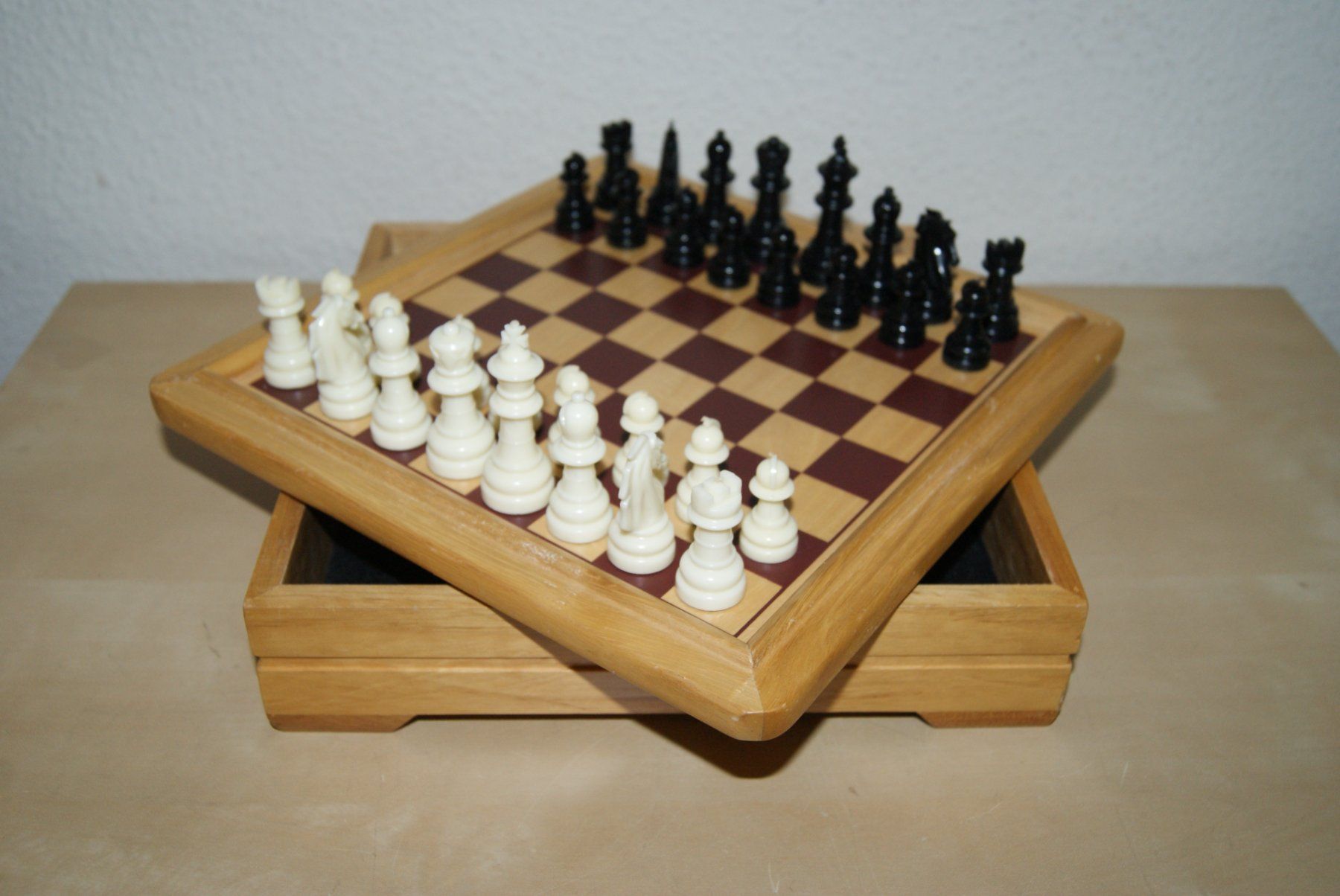 Giochi: Schachbrett-Box aus Holz mit Bakelit? Figuren – Usato da Zürich venduto da Widi1