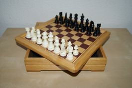 Schachbrett-Box aus Holz mit Bakelit? Figuren