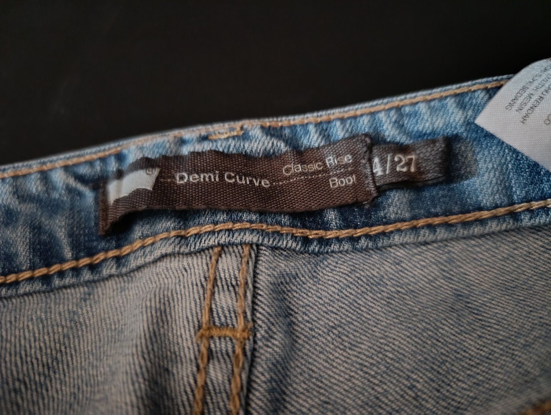 Levi's Jeans: LEVI'S jeans bleu clair demi curve – Usato da Thielle venduto da Plusvalue_Neuchatel 3