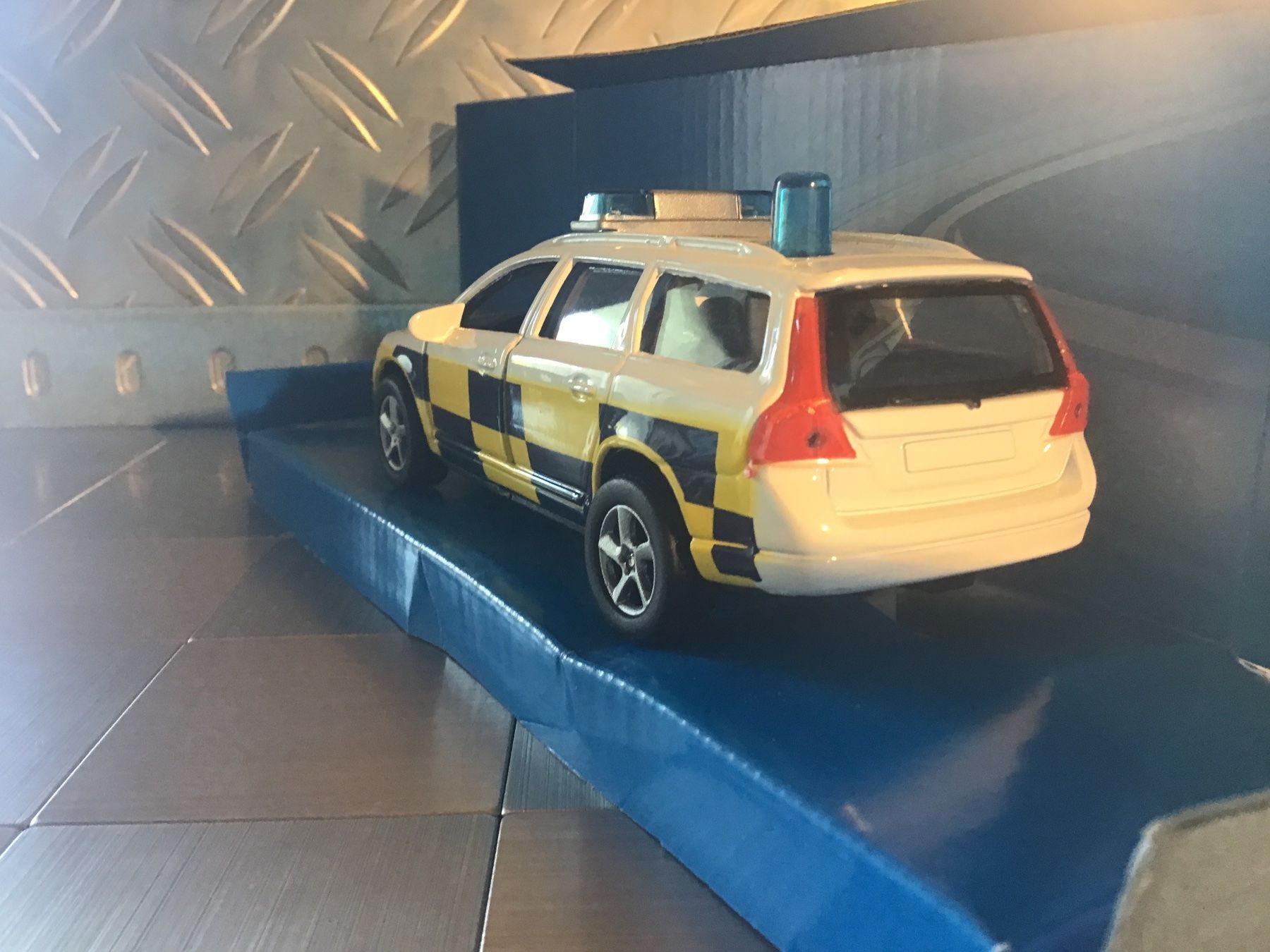 Modellini d'auto: ADVEMTURE WHEELS EMERGENCY RESPONSE 1:35 – Usato da Männedorf venduto da Spezial-Modelle 2