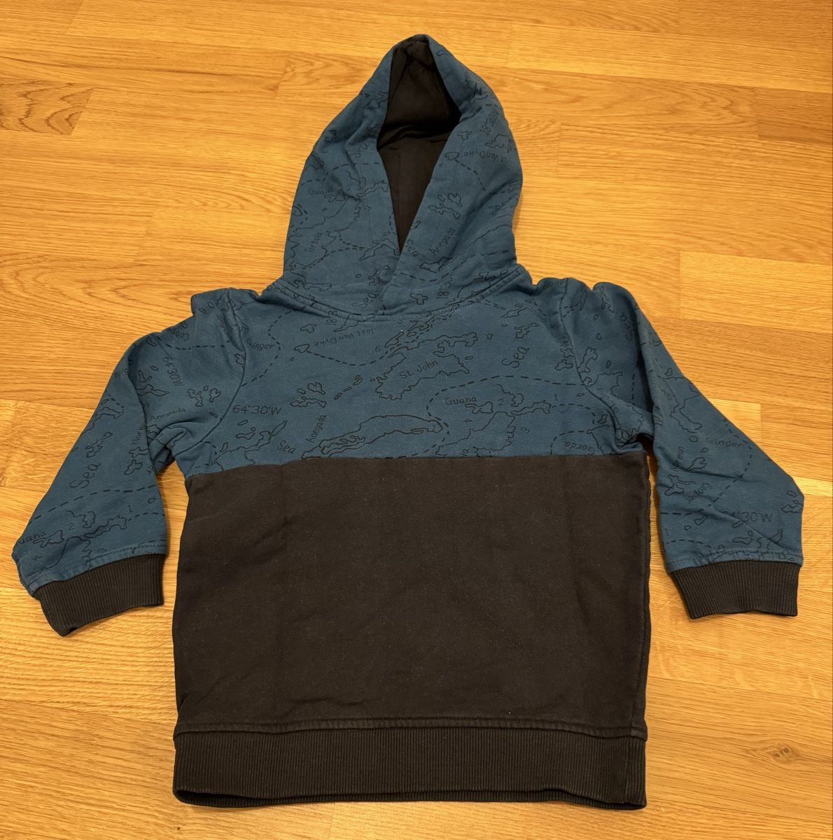 Maglioni & Felpe: Sweat à capuche imprimé cartes, taille 104 – Usato da Genève venduto da valmath