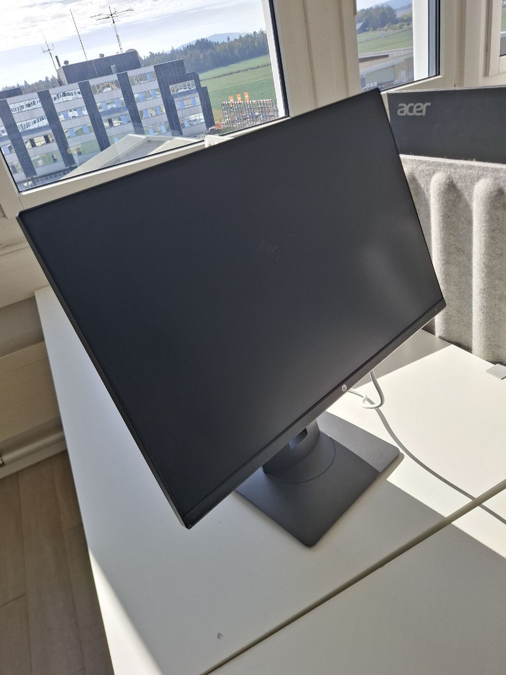 Monitor: Monitor Standfuss HP schwarz inkl. Bildschirmtischchen – Usato da Niederglatt ZH venduto da adr_vc9s 1