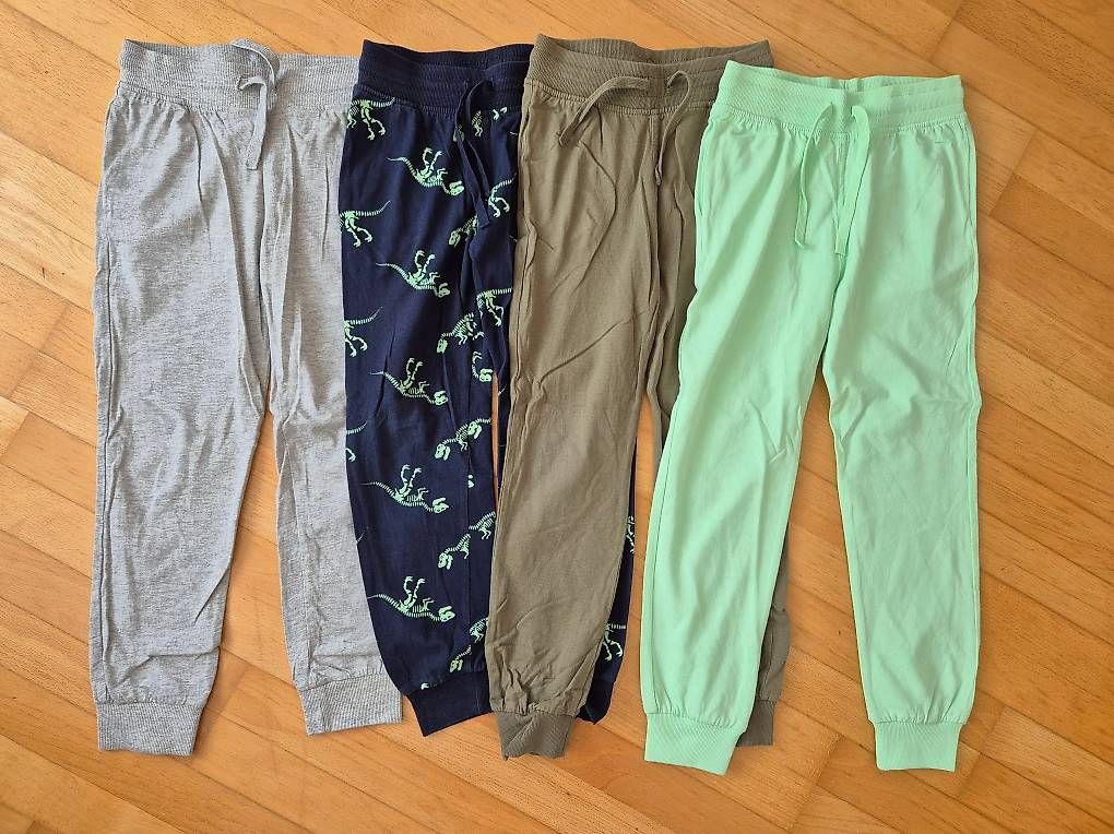 H&M Pantalons: 4 dünne Trainerhosen Grösse 128 H&M – D'occasion à Wittenbach par MOW9