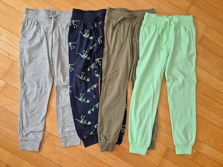 4 dünne Trainerhosen Grösse 128 H&M