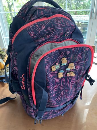 Schulrucksack Satch dunkelblau pink gemustert gebraucht