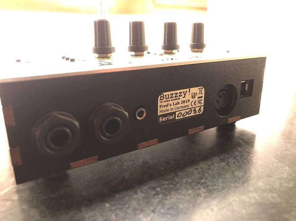 Strumenti musicali: Buzzzy! Powerful mini 16-voice Polysynth – Usato da Zürich venduto da LeoGd 3
