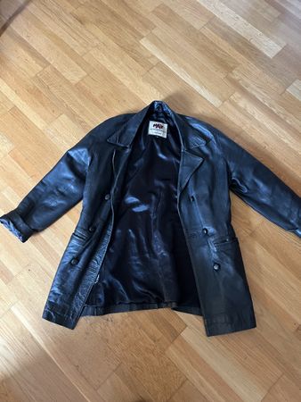 Schwarze Lederjacke, Mantel