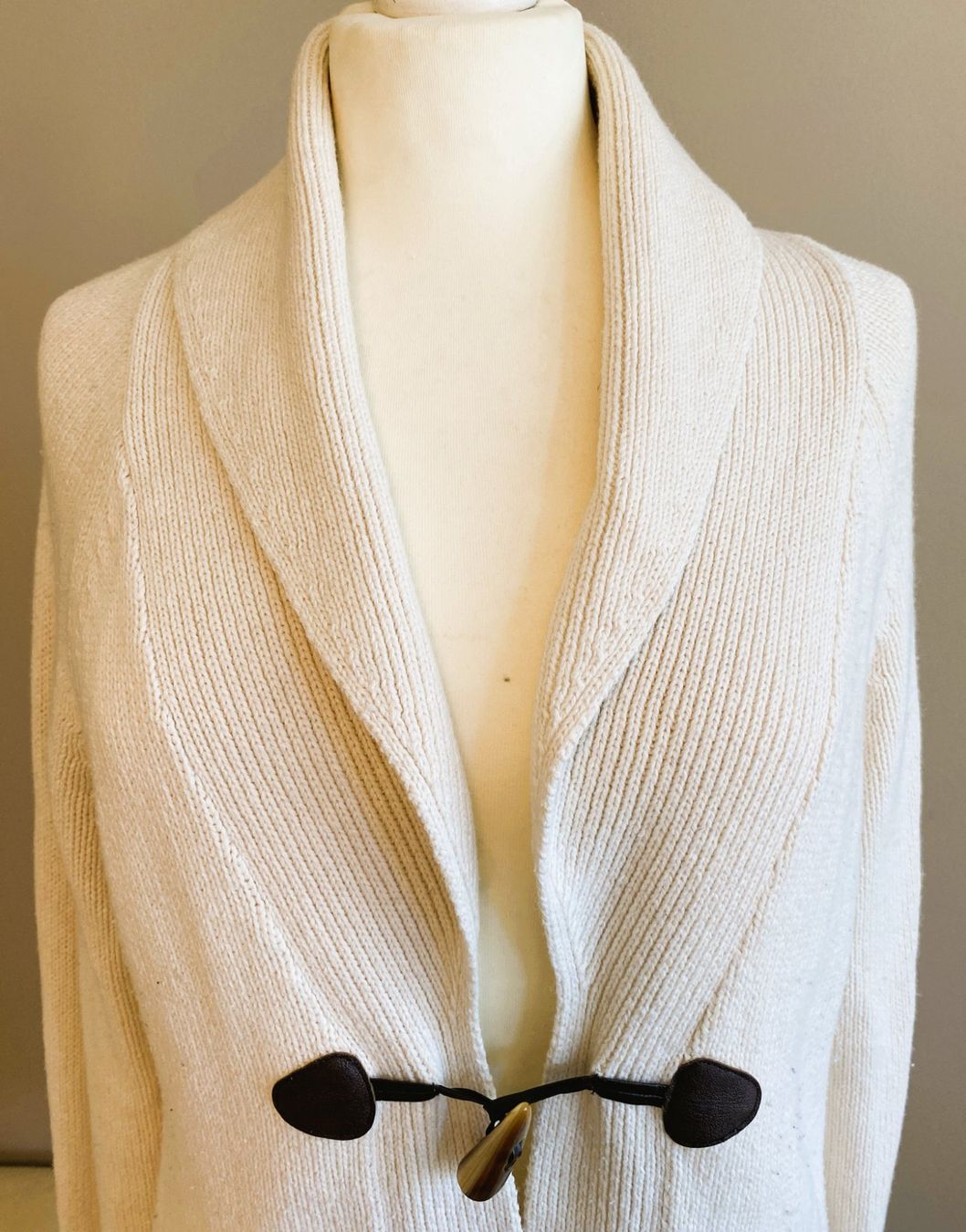 Giacche: Edéis Strickjacke Baumwolle & Wolle mit Duffle Toggle 42 – Usato da Allschwil venduto da Flaneur_de_Mode