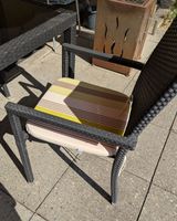Tisch mit 4 Stühlen und 4 Kissen