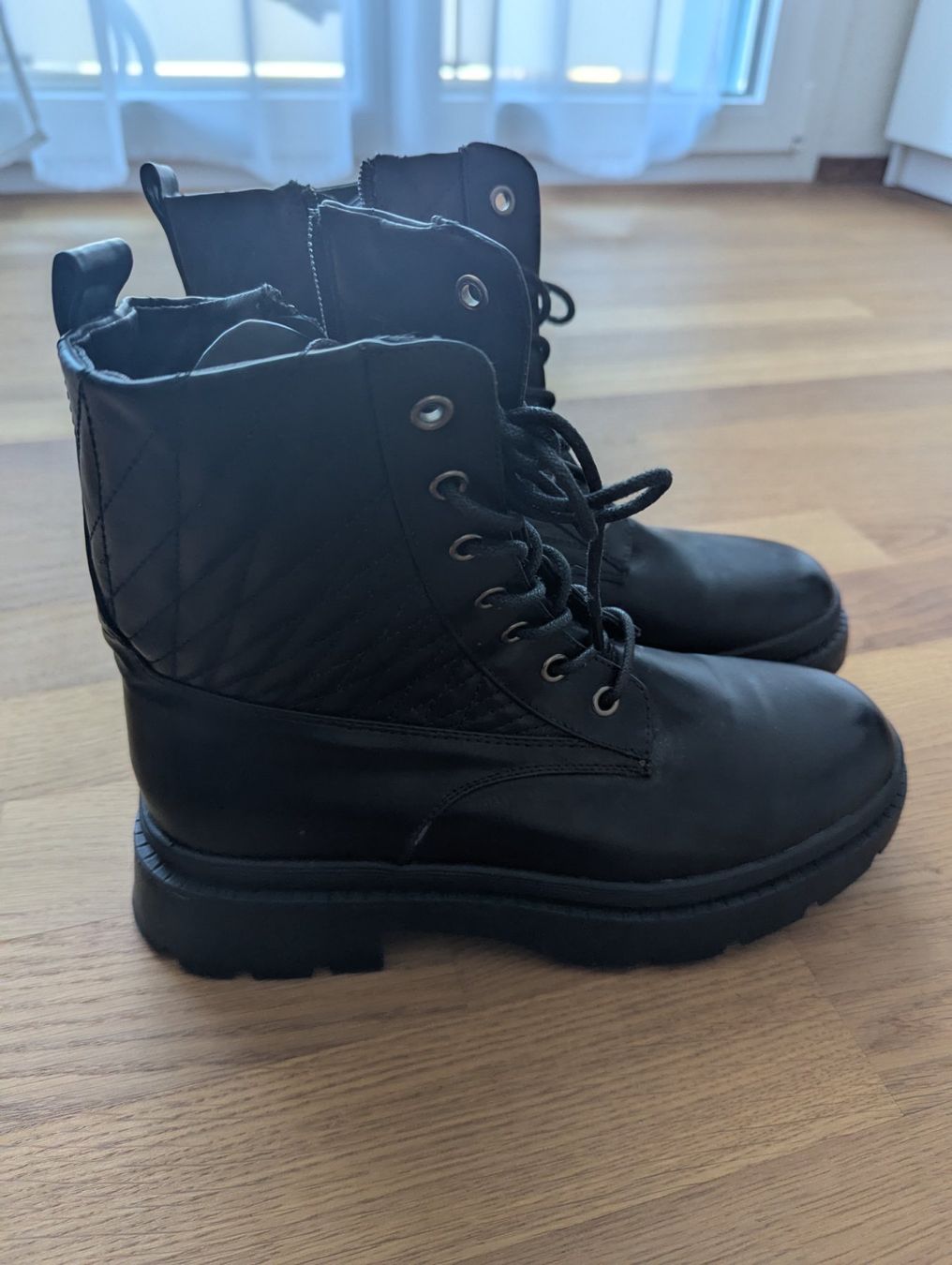 Scarpe da donna: Schwarze Winter Boots, neuwertig, Grösse 40 – Nuovo (secondo la descrizione) da Beckenried venduto da ang_j9fs 1