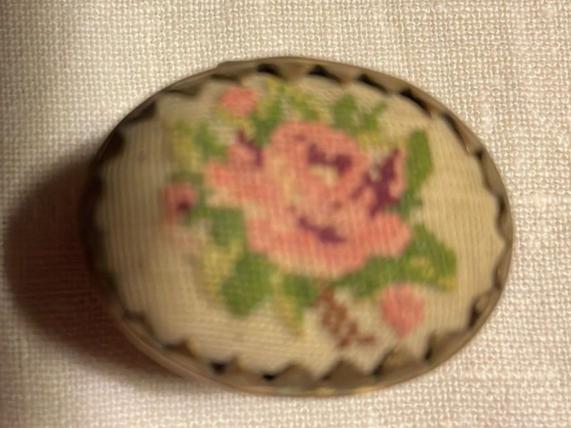 Contenitori & Simili: Pillendöschen, petit point – Usato da Ebnat-Kappel venduto da carastellabella