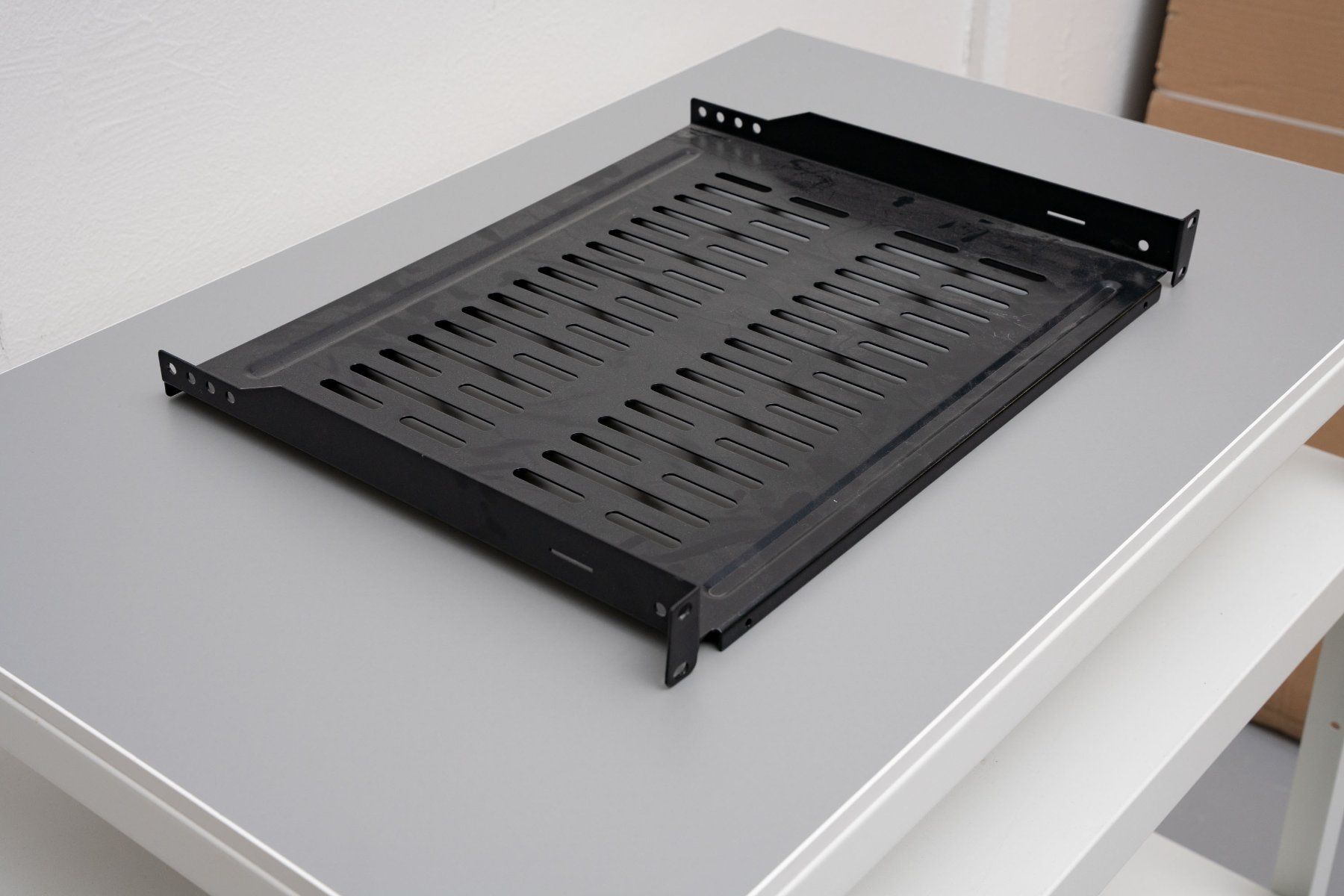Racks & Cavalletti: 2x 19" 1HE Fachböden – Usato da Dietlikon venduto da phi_j5l6 1