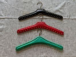 3 Kleiderbügel Nietenoptik, bunt, Vintage