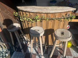 Rustikale Bar mit 3 Hockern für Sommer-Apéro! Antik Western?