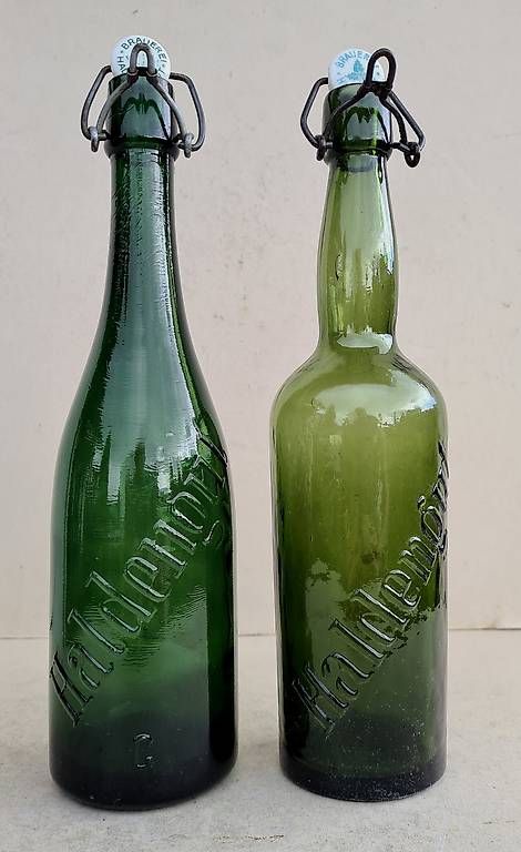Haldengut Bicchieri, Caraffe & Bottiglie: Zwei schweizer Bierflaschen Haldengut Winterthur um 1900 – Usato da Frasnacht venduto da Carawill 1