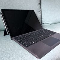 Microsoft Surface Tablet mit Tastatur und Stift schwarz