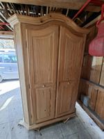 Massiver Kleiderschrank aus Holz