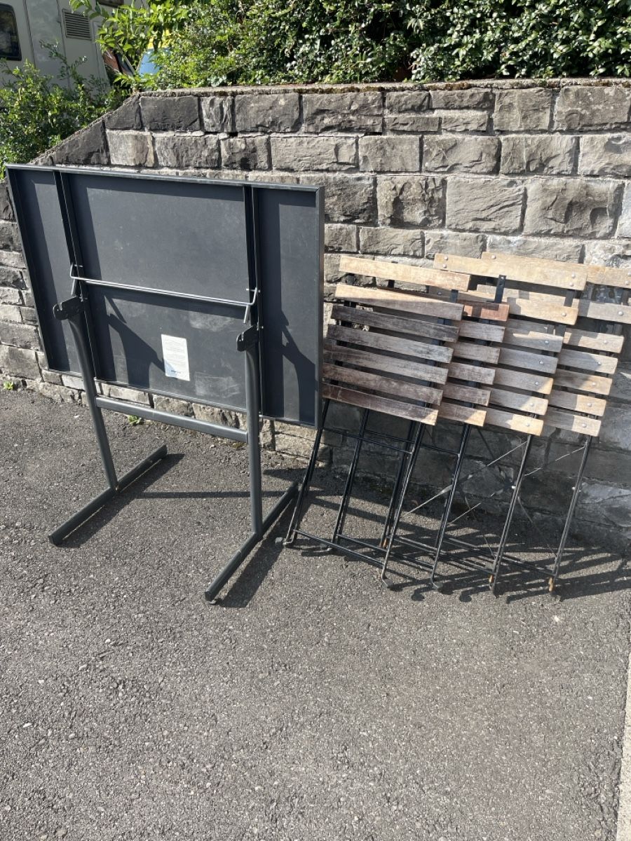 Set de table et chaises: Gartentisch mit vier Klappstühlen gebraucht – D'occasion à Luzern par sim_zyt9 3