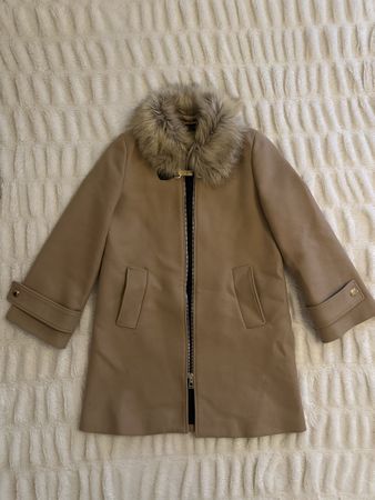 Schöner Zara Mantel mit künstlichem Pelzkragen