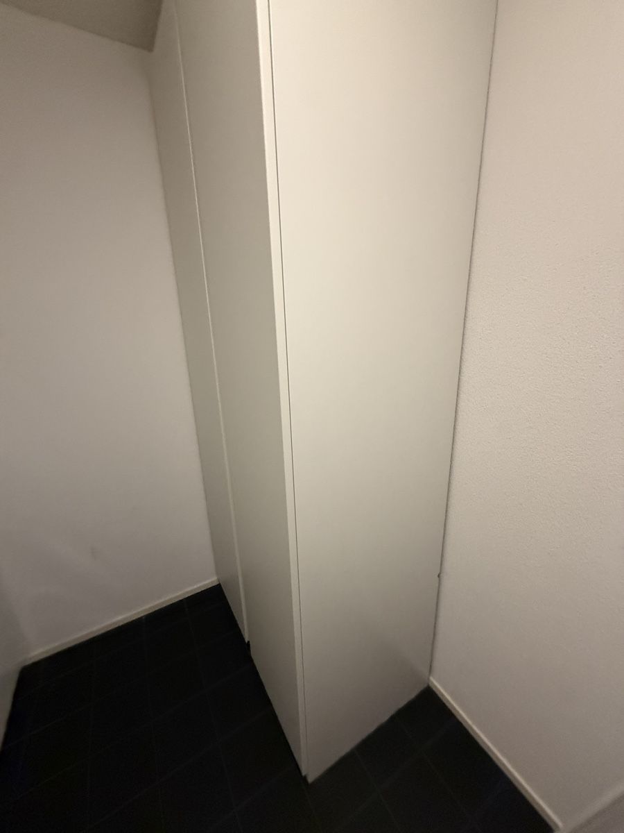 Ikea Guardaroba: White wardrobe with doors good condition – Usato da Lenzburg venduto da Reniss_ 3