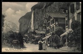 AK Lauterbrunnen, Strasse mit Wasserfall, Trachten
