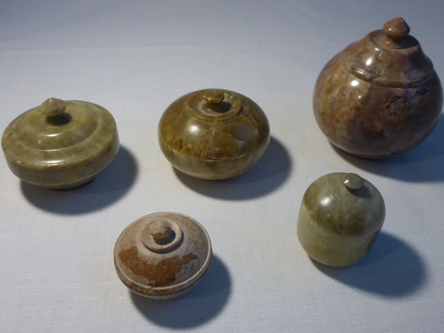 Minerali & Pietre curative: 6 Vintage Dosen aus Stein Speckstein – Usato da Zürich venduto da leia12
