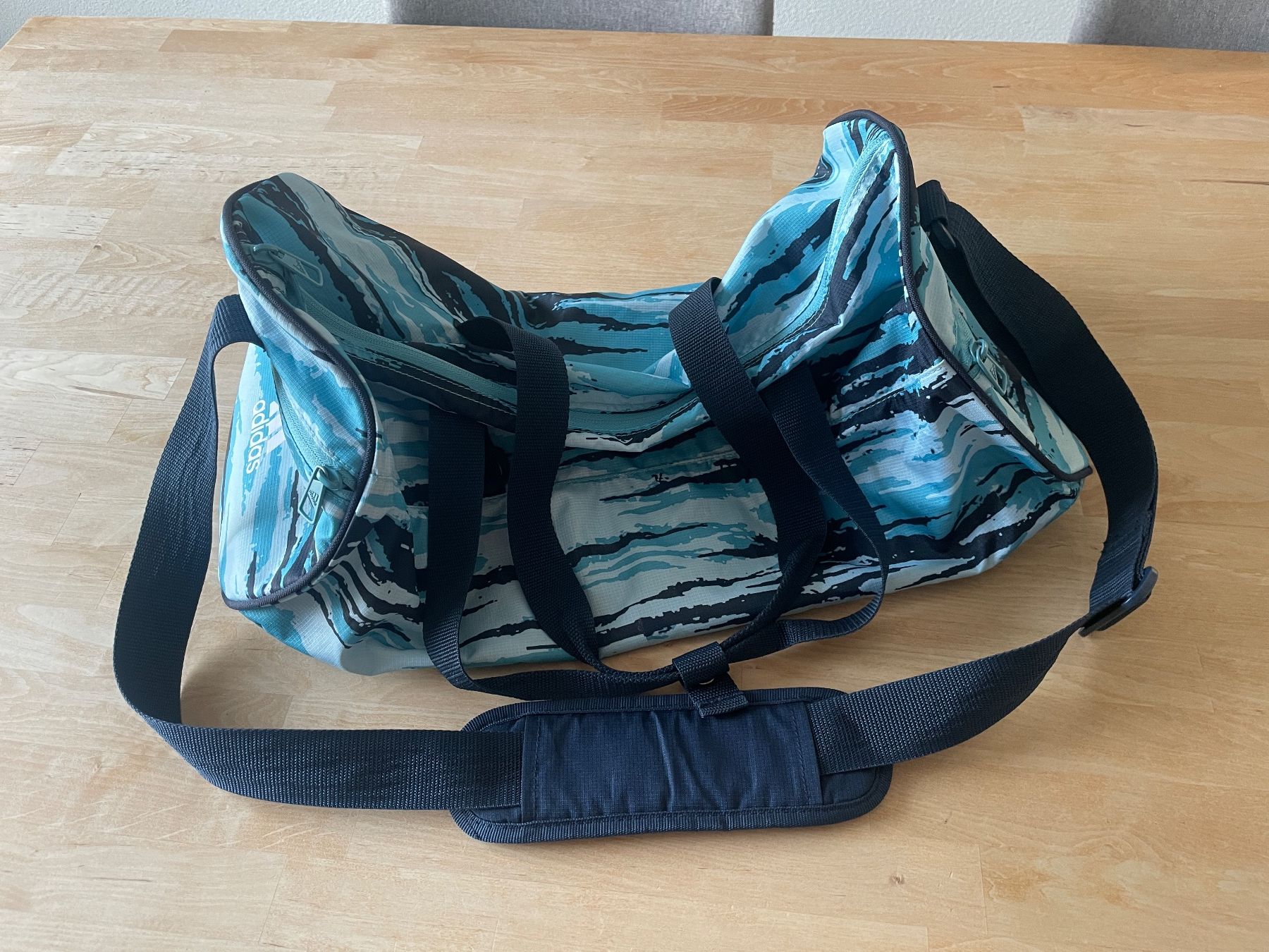 Adidas Borse: Schwimmtasche Adidas – Usato da Sursee venduto da Schriftgestalter