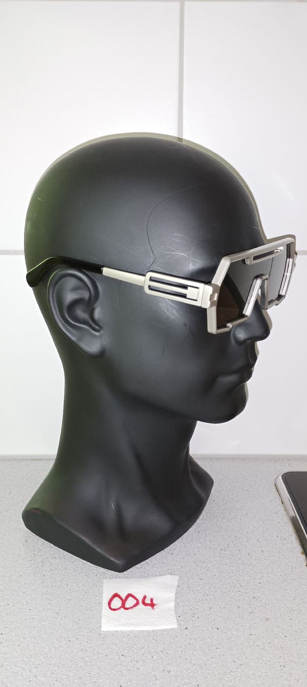 Occhiali & Lenti: Futuristische Sonnenbrille mit Silberrahmen,Gläser schwarz – Nuovo (secondo la descrizione) da Basel venduto da kim_872m 1