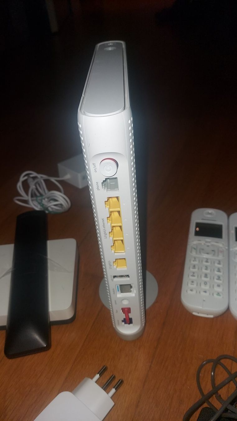 Swisscom Modems & Routeurs: Internetbox 5 für Kupfer-&Glasfaser, 3 x Tv Box, Telefonset – D'occasion à Hohenrain par magiclocke 1
