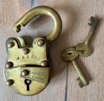 Antikes Vorhängeschloss mit Schlüssel Nadeemlock Slevers