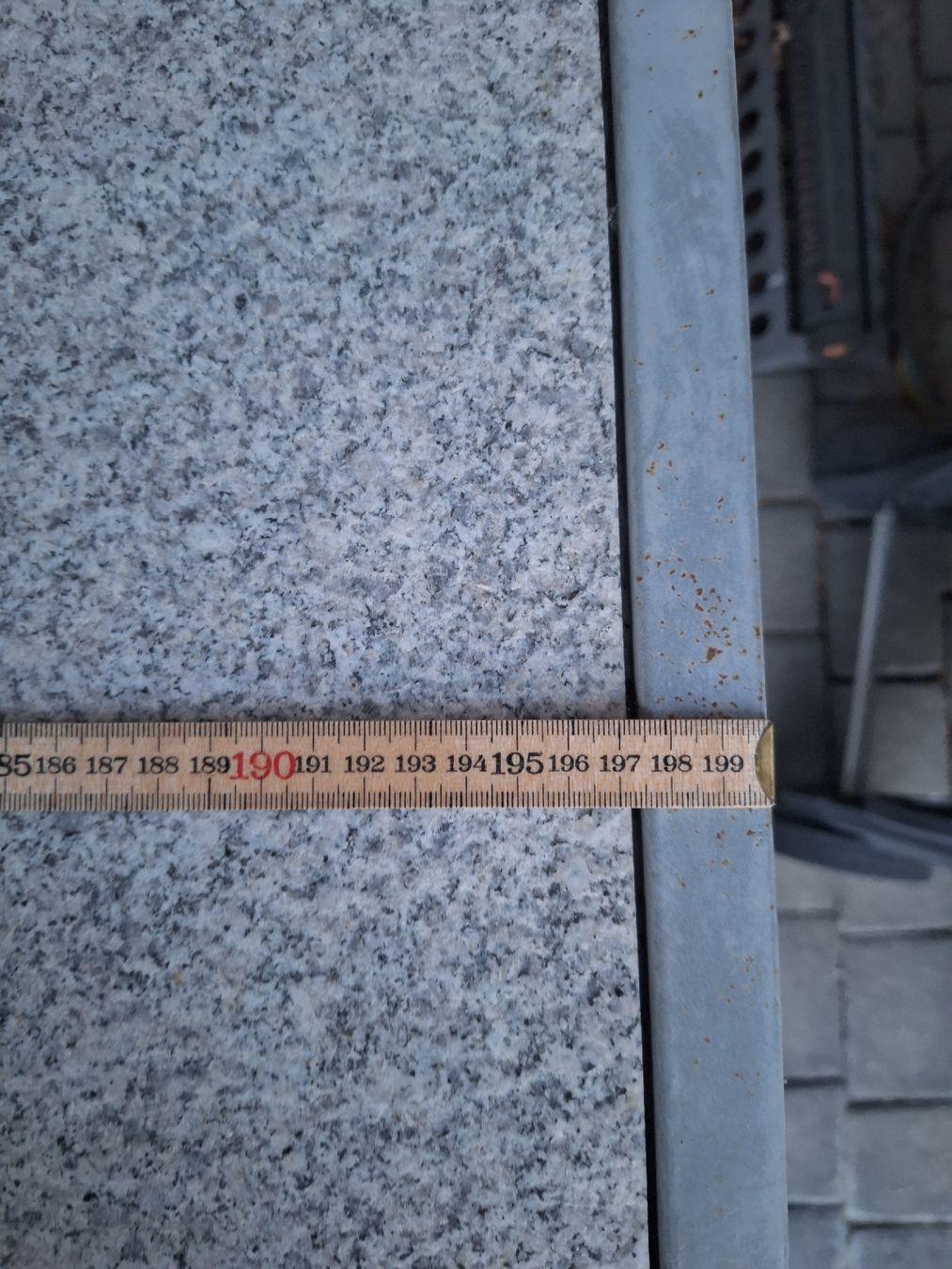 Tavoli: Gartentisch mit Steinplatten – Usato da Chur venduto da dddd94 3