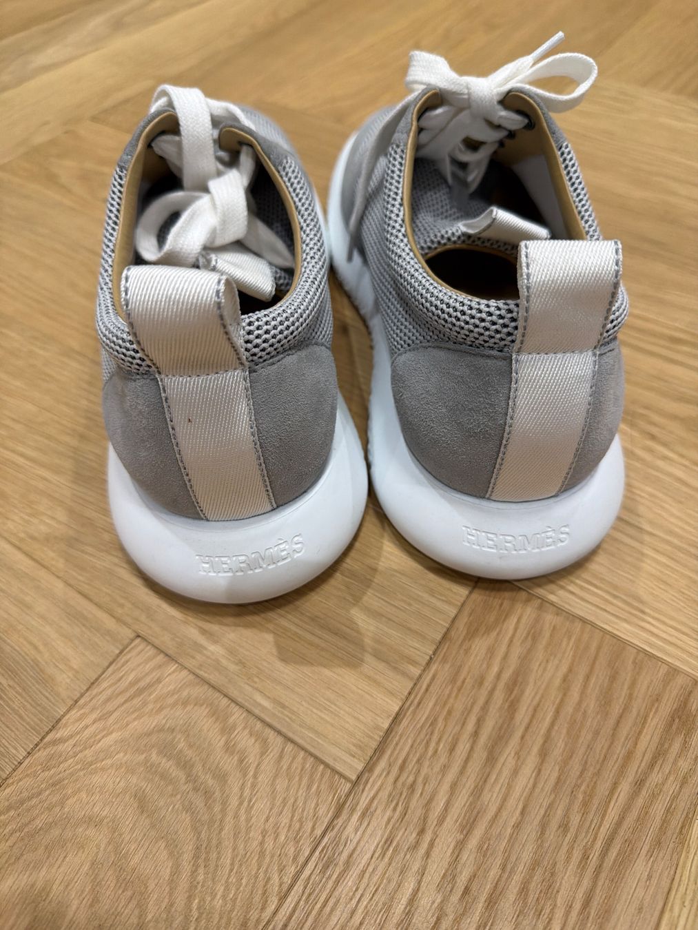 Hermès Scarpe da uomo: Hermes Sneaker Grau Leder Mesh Grösse 42 – Usato da Roggwil TG venduto da est_r5x7 2