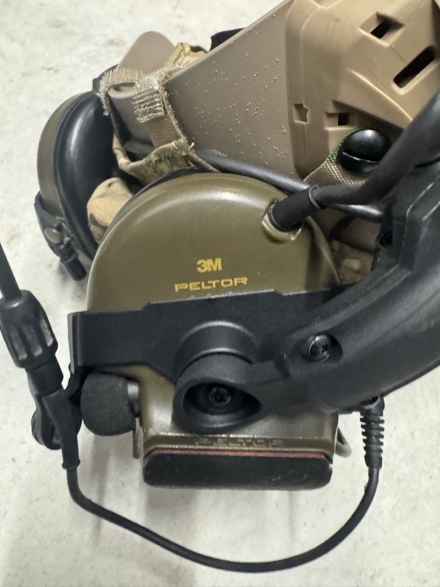 Uniformi & Effetti personali: Airsoft-Helm mit Peltor Gehörschutz – Usato da Chur venduto da dav_c7q8 4