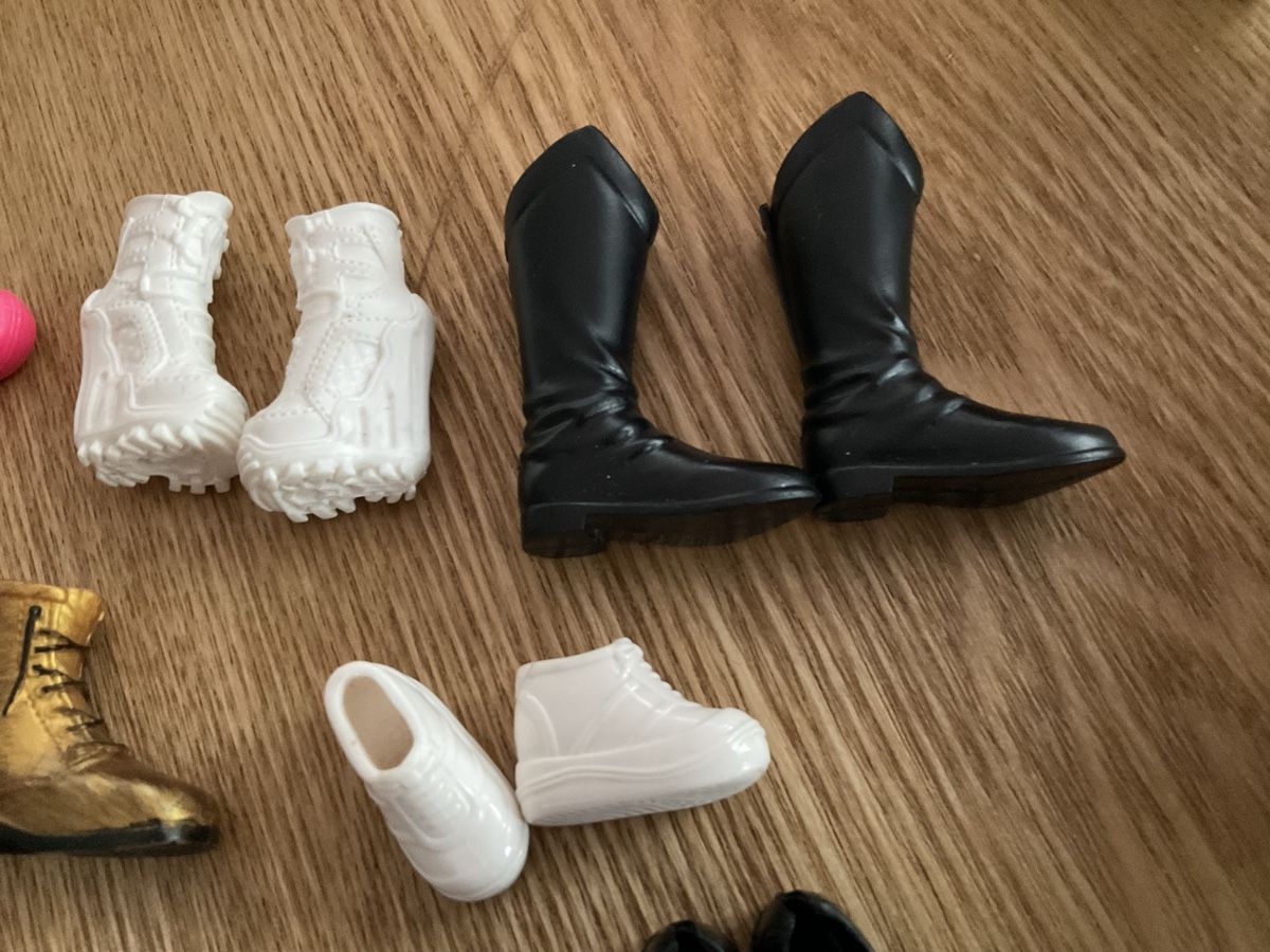 Bambole: 24 verschiedene Barbiesachen – Usato da Herbriggen venduto da Sehrazade 4
