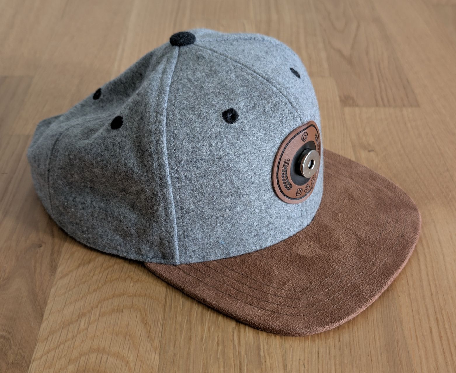 Chapeaux, bonnets & casquettes: Snapback Cap mit Magnet für Flaschendeckel – Neuf (Voir description) à Benken ZH par emaerceo 2