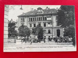 Le Locle - La maison d'ecole et le monument de D. Jean-Rich