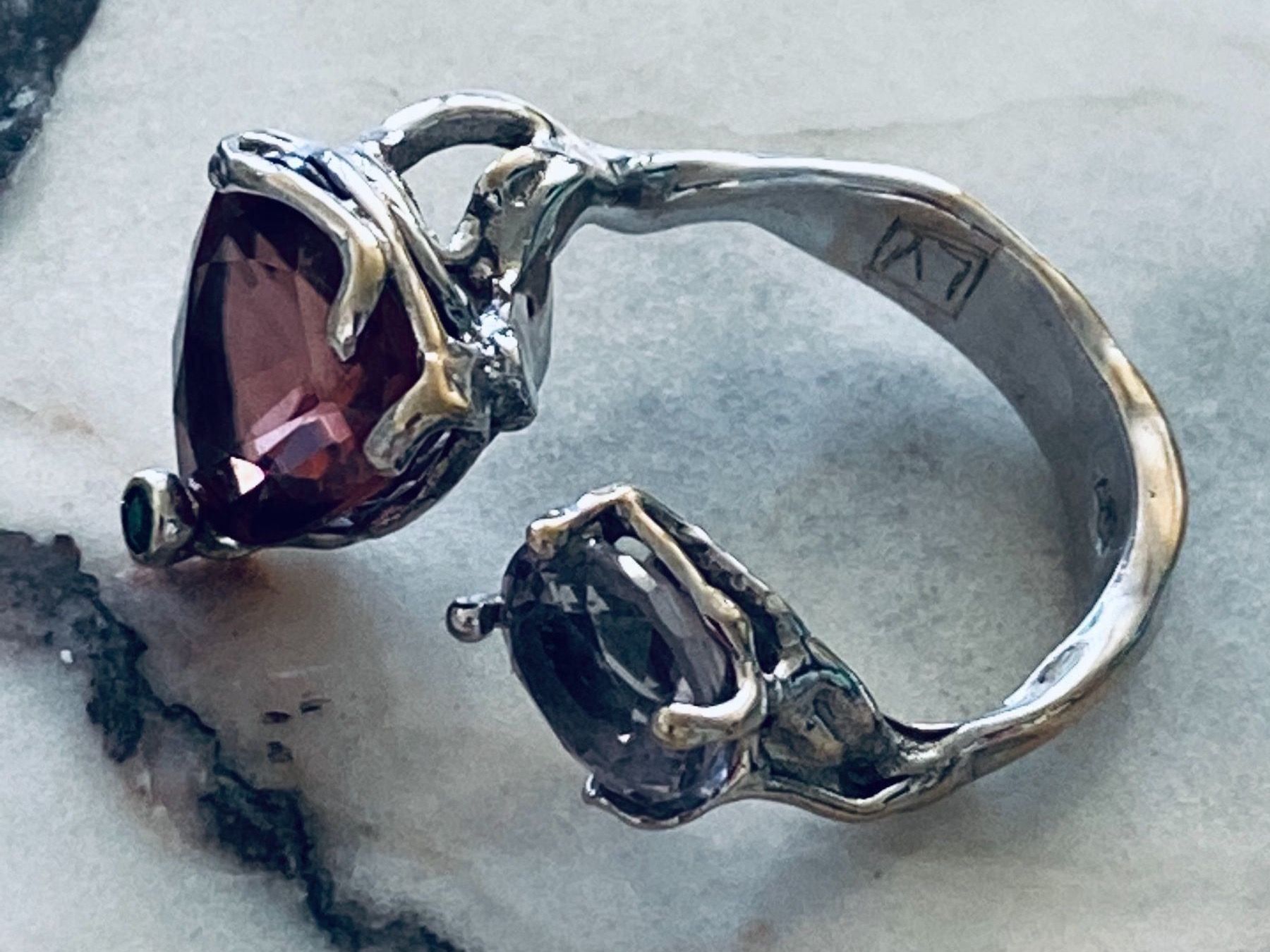 Llan Valls Joies Anelli: STACKABLE!! 18k W Gold Red Zircon & Grey Spinel Ring – Usato da Birsfelden venduto da Brut 6