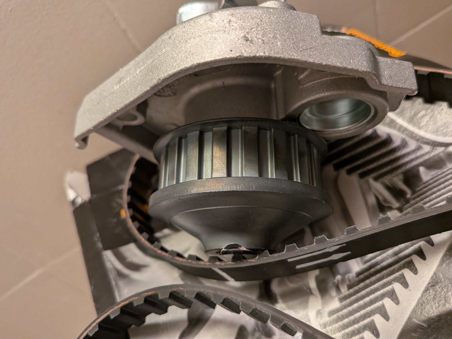 Mini Tutti pezzi di ricambio auto: Mini Cooper water pump – Usato da Saignelégier venduto da sam_j557 1