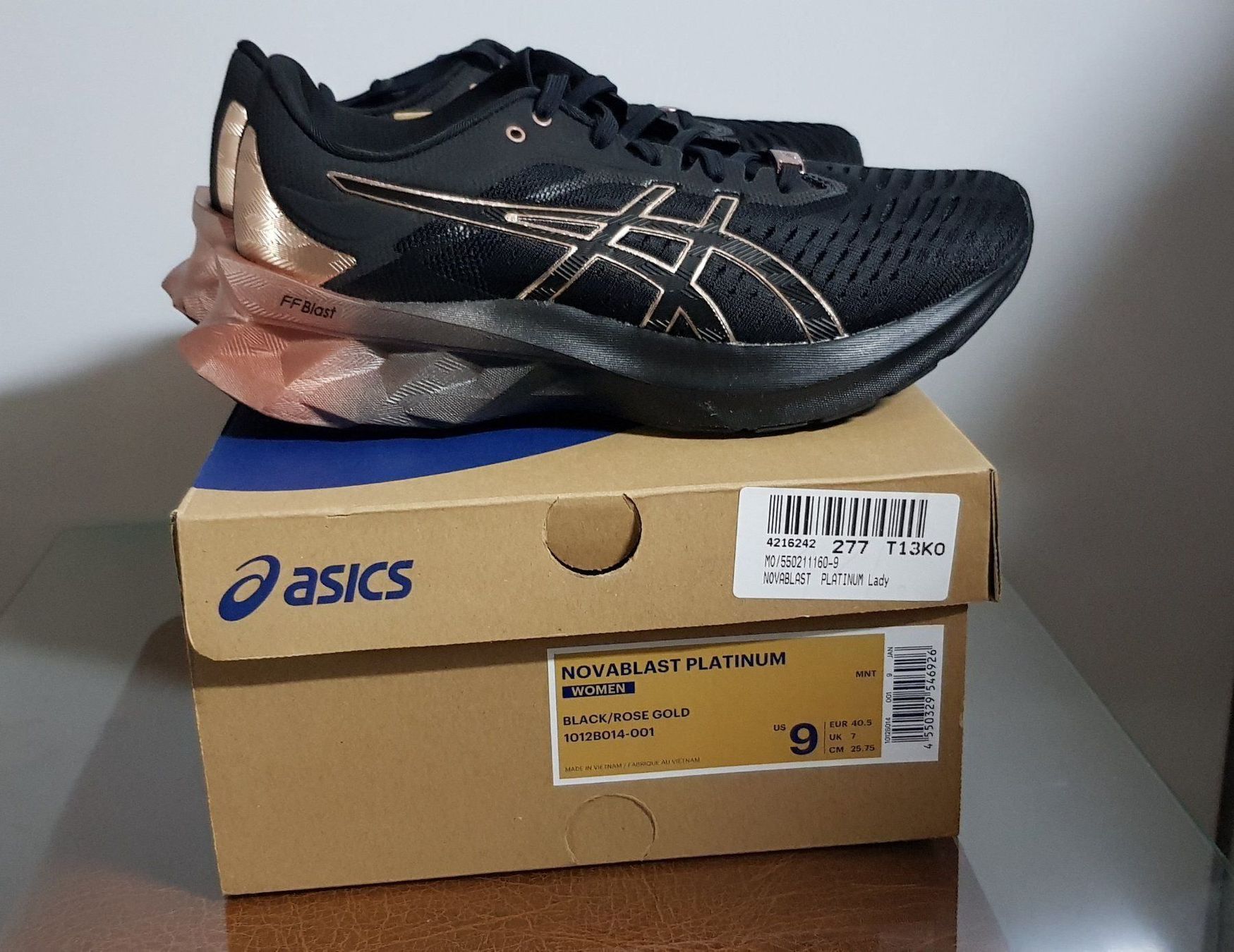 Asics Scarpe da donna: ASICS NOVABLAST PLATINUM DAMEN GR.40.5 – Nuovo e nell'imballaggio originale da Kilchberg ZH venduto da boanse 6