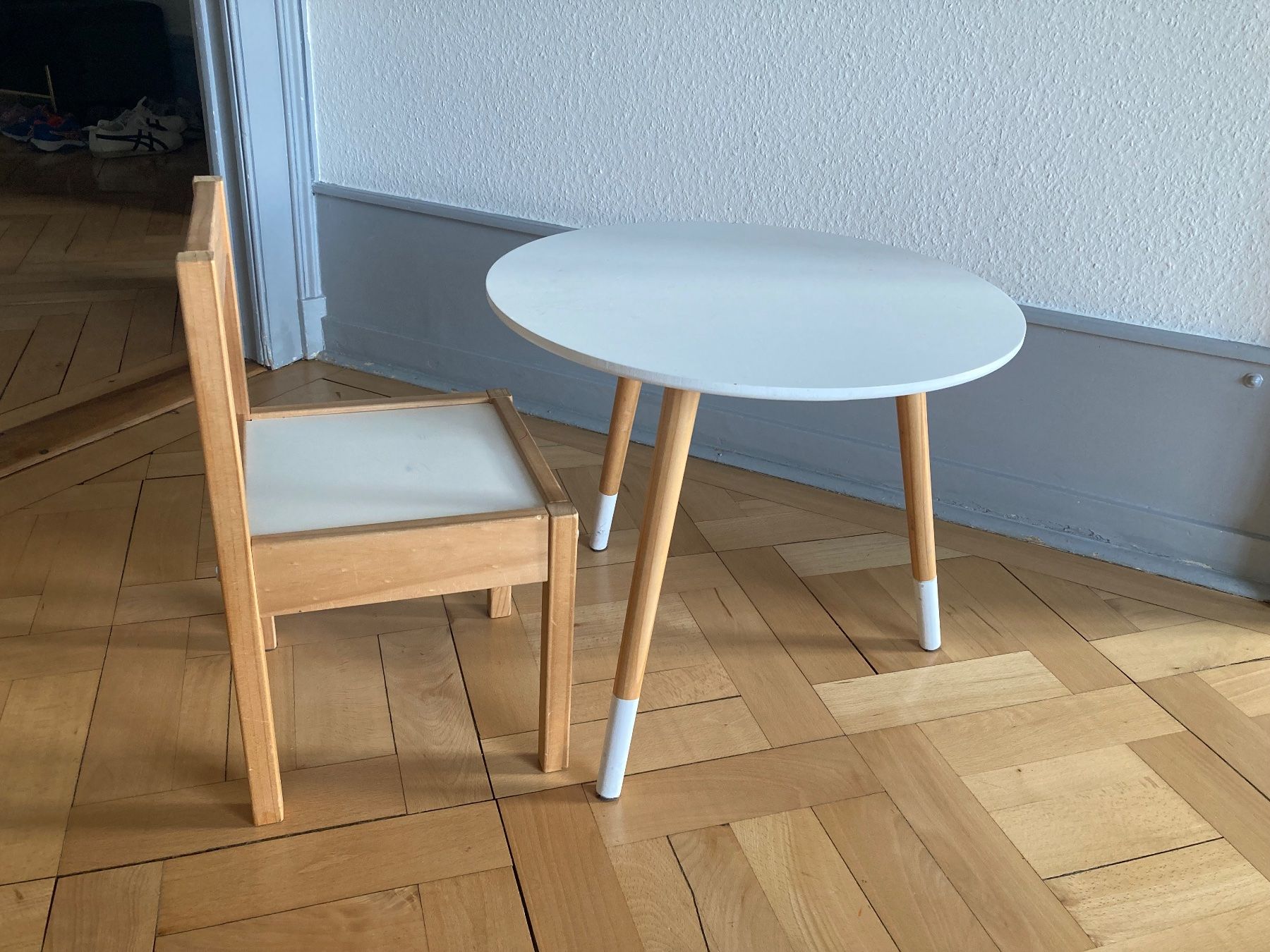 Set di tavolo e panche: Petite table + chaise enfant – Usato da Genève venduto da emi_j2sc