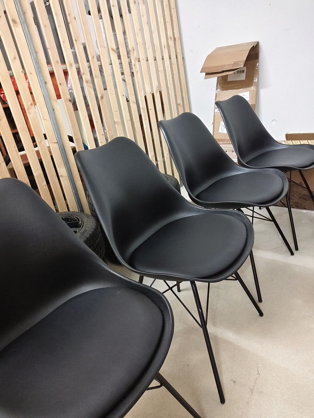 Conforama Chaises: 4x schwarze Esszimmerstühle – Neuf (Voir description) à Emmen par shi_l2g8