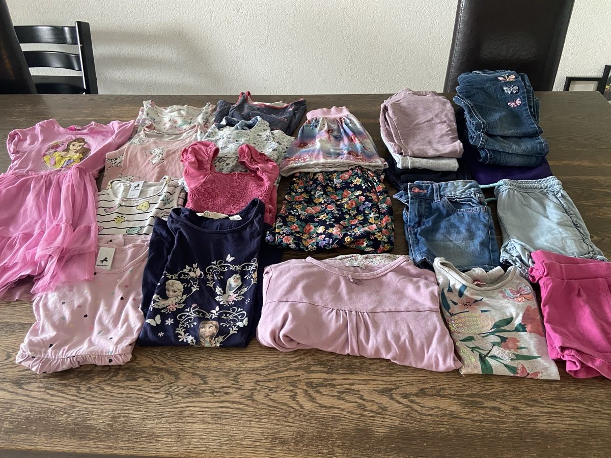 Lotti & Set di vestiti: Kleiderpaket Gr. 110/116 – Usato da Rudolfstetten venduto da CorINX