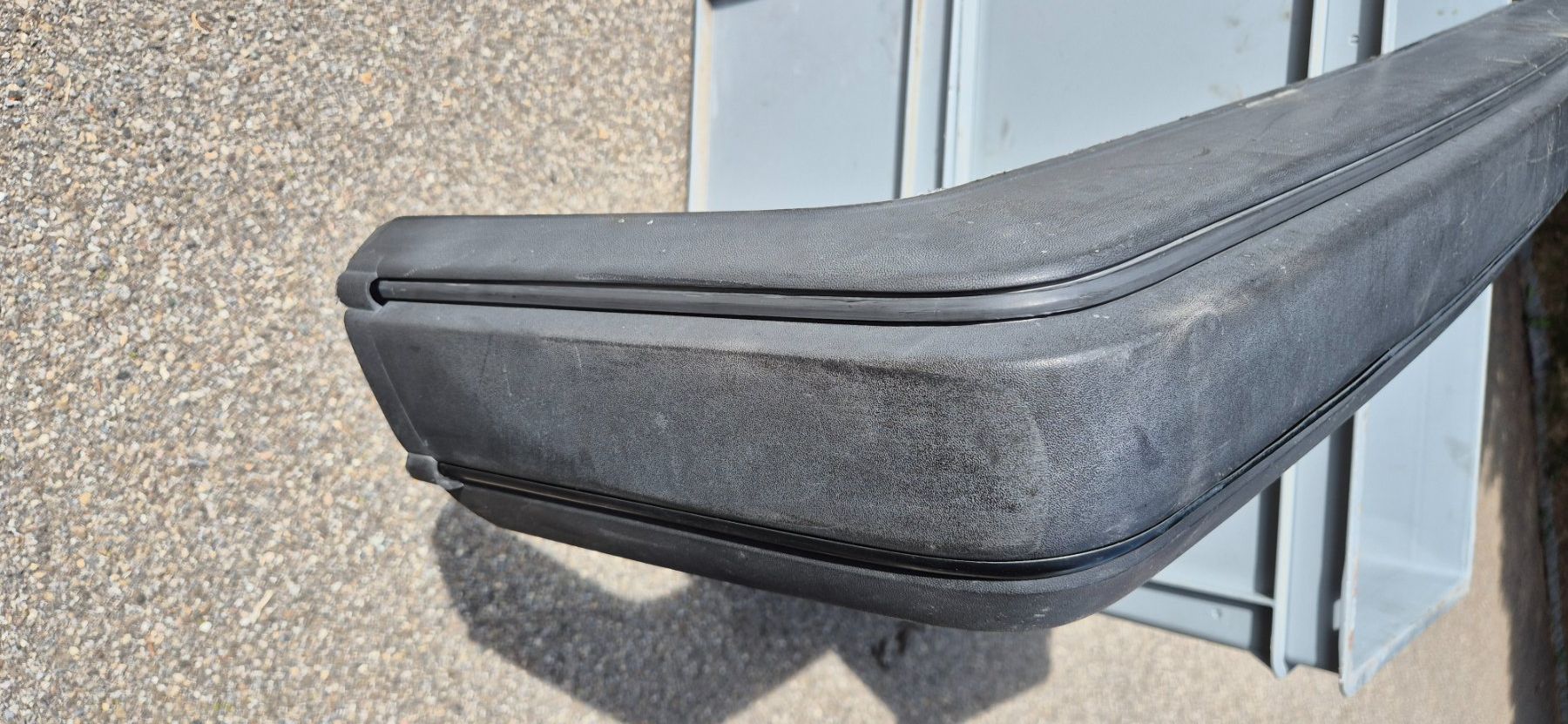 Volkswagen Tutti pezzi di ricambio auto: Golf 2 Stossstange hinten. – Usato da Riggisberg venduto da Mahali04 4