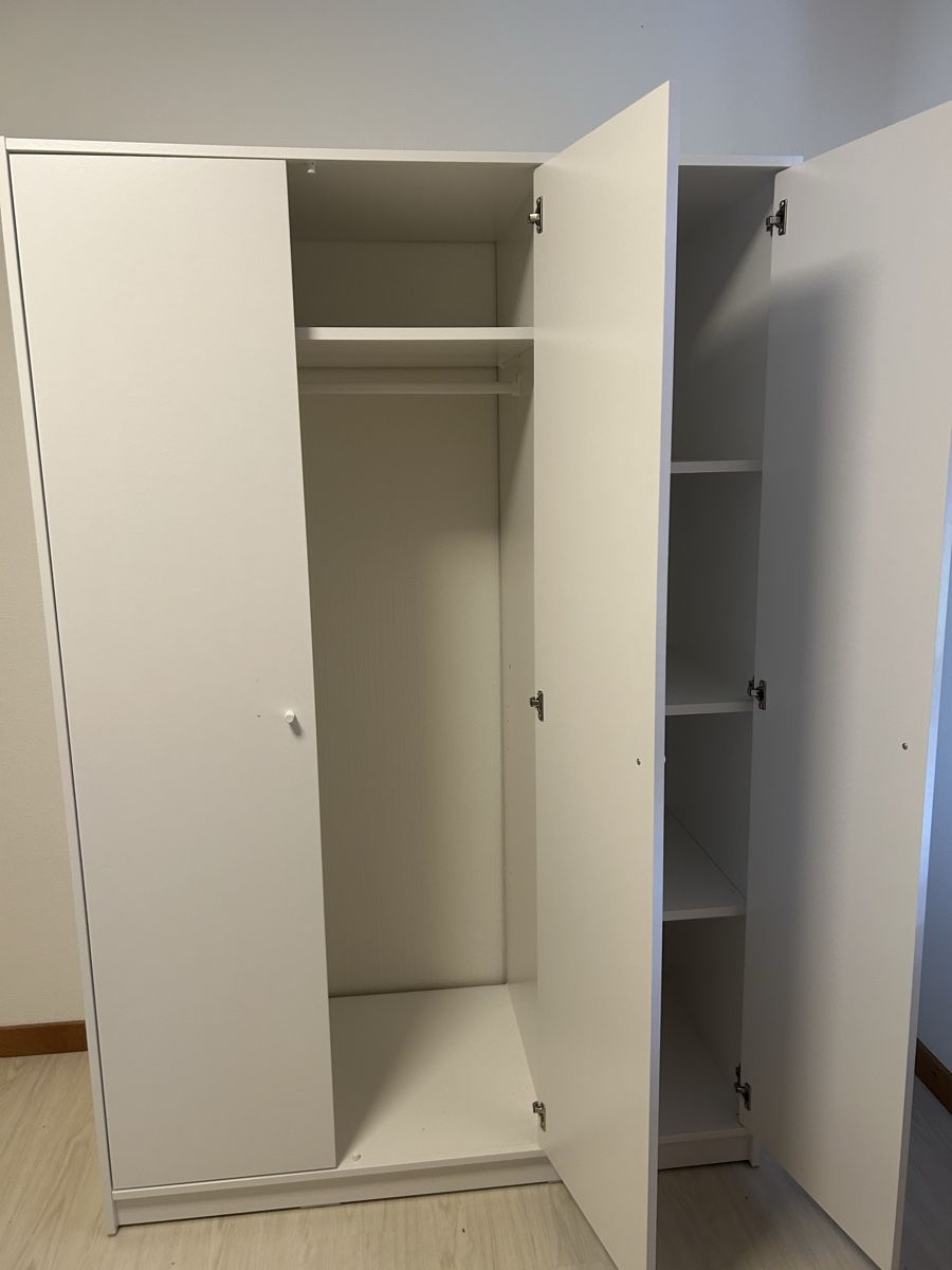 Armoires: Kleiderschrank – D'occasion à Andelfingen par zim_ny7m