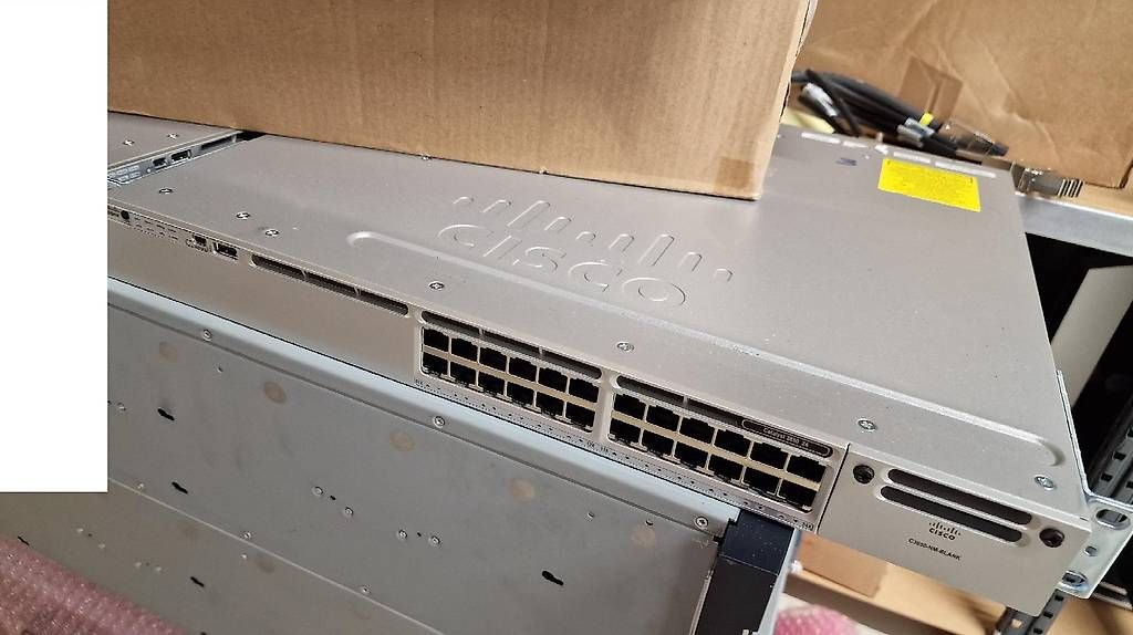 Hubs & Switches: Switch Cisco Catalyst 3850 - 24 – D'occasion à Meyrin par Winner1185 1