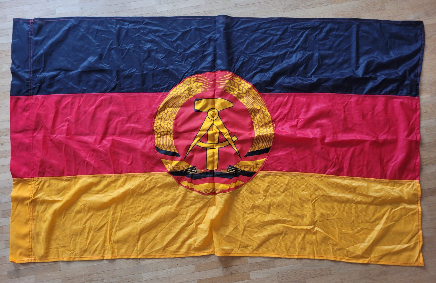 Armi bianche: DDR Flagge, Fahne ORIGINAL – Usato da Kriens venduto da KTP