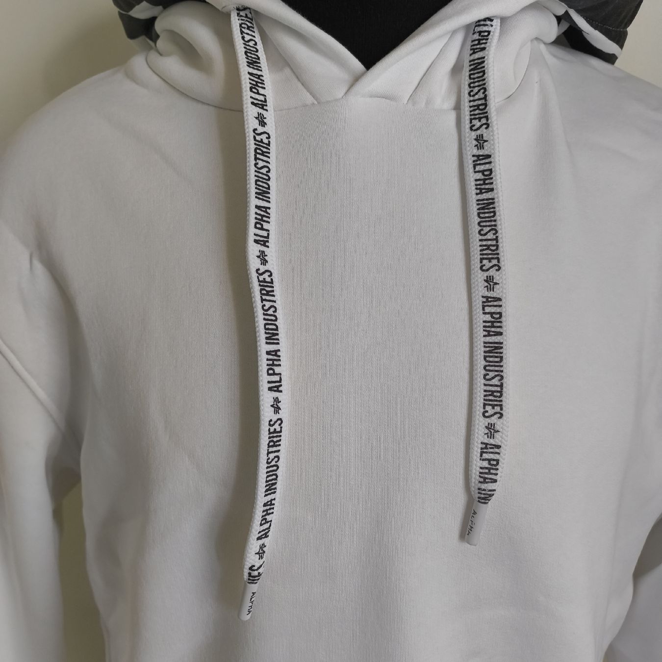 Alpha Industries Pullover & Sweatshirts: Alpha Industries Kapuzenpullover Weiss Grösse XL – Neu und originalverpackt aus Uitikon Waldegg von PJLS1 3
