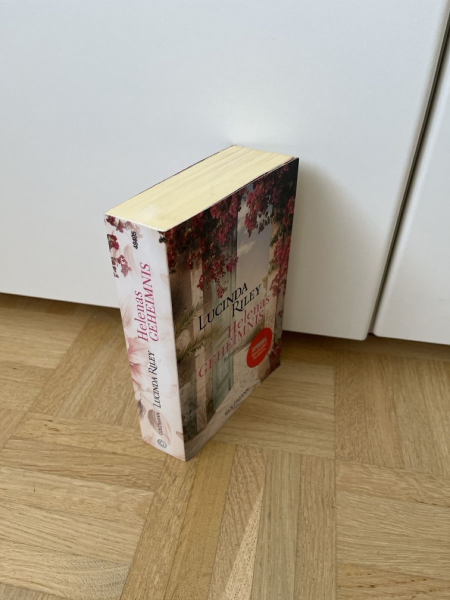 Bücher: Lucinda Riley - Helenas Geheimnis, Roman – Gebraucht aus Zürich von Kleanthy 2